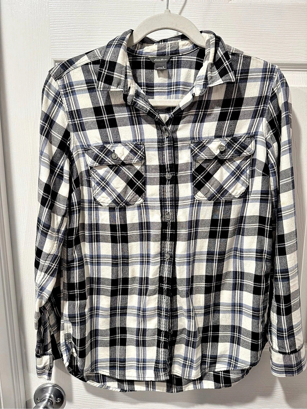 Eddie Bauer women’s Plaid Button Down in Blue & Black Size Small Like New